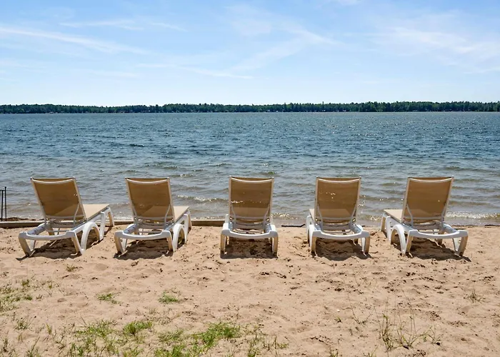 Lakeside Double Queen Suite Upper-Level Retreat