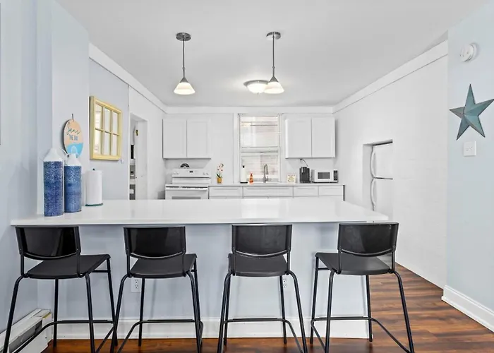 Cozy 1 Bedroom Apt - 3 Blocks To Beach - Sleeps 6