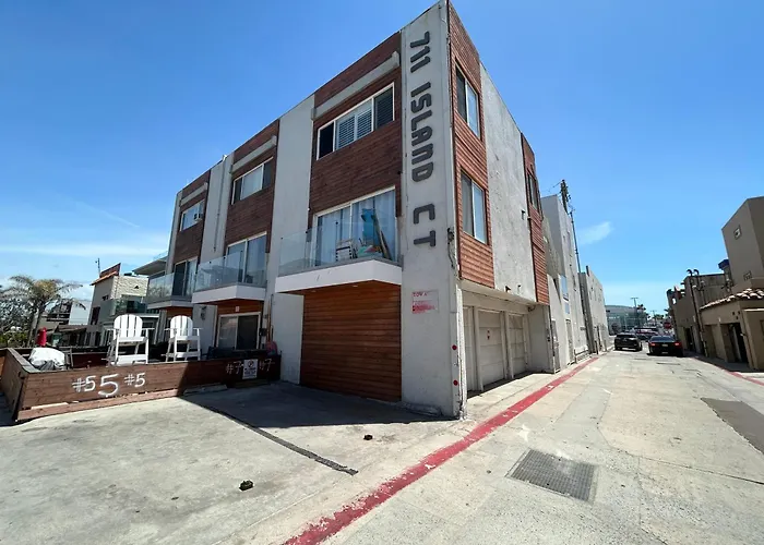 Fantastic Mission Beach Condo Steps To The Beach
