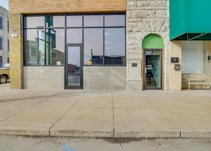 Dtwn Loft In The Heart Of Monett: Pets Welcome!