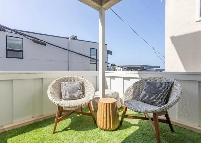 3Br Townhouse In Prime Manhattan Beach Location