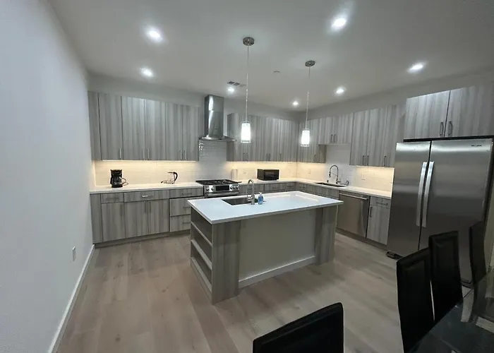 912 Brand New Spacious Tonwhome 3Br 3Ba Sleeps 9