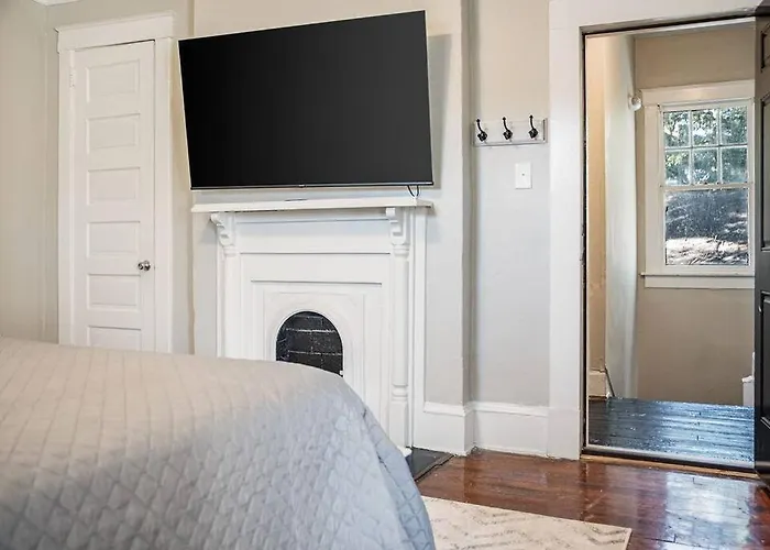 Old Dauphin Way Historic Home - Unit 2