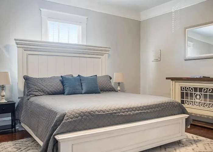 Old Dauphin Way Historic Home - Unit 2