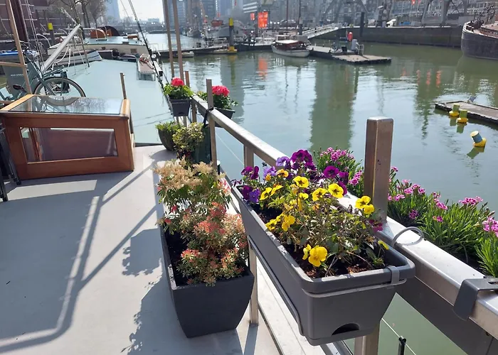 B&B: Boat Rooms On Water B&B