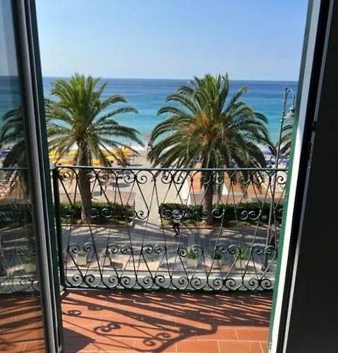 House On The Beach Varigotti