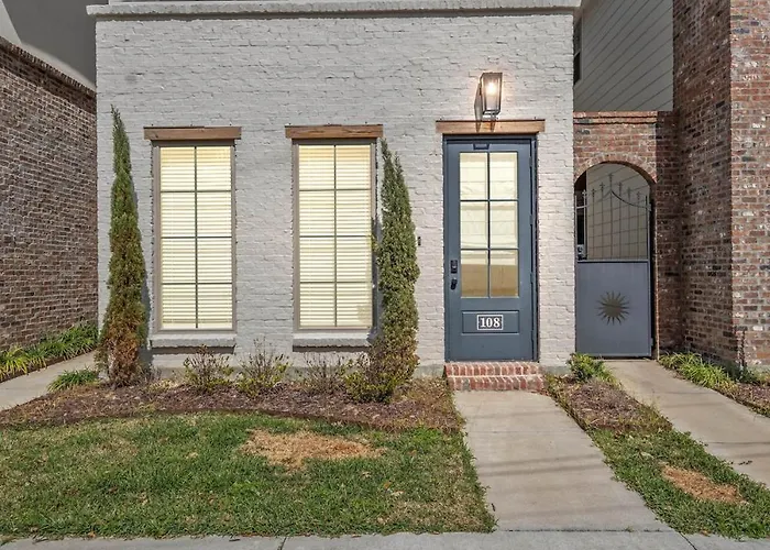 New Lafayette House King Beds Garage Patio Luxury