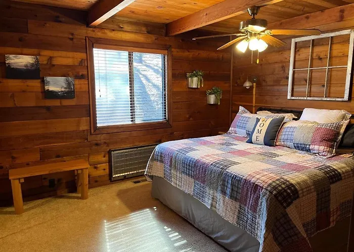 Luxury Cabin Hottub, Hiking, Fire Pit, Game Room