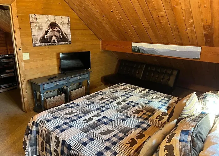 Luxury Cabin Hottub, Hiking, Fire Pit, Game Room