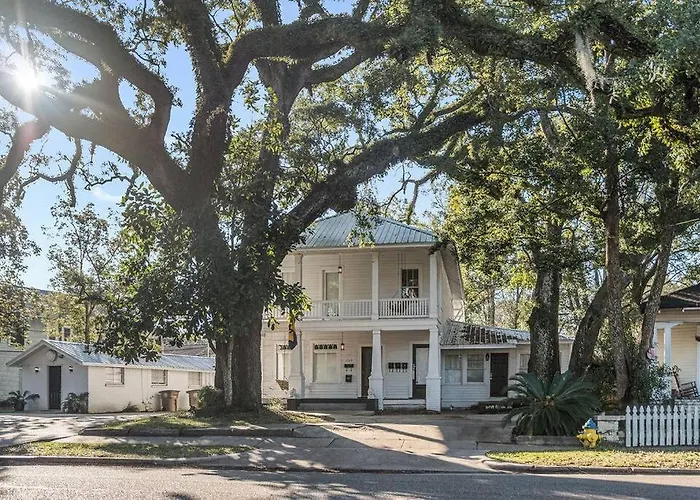 Old Dauphin Way Historic Home - Unit 3