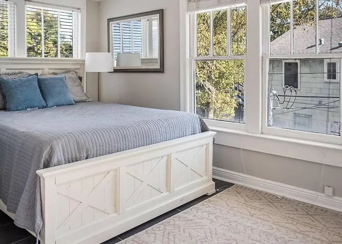 Old Dauphin Way Historic Home - Unit 3