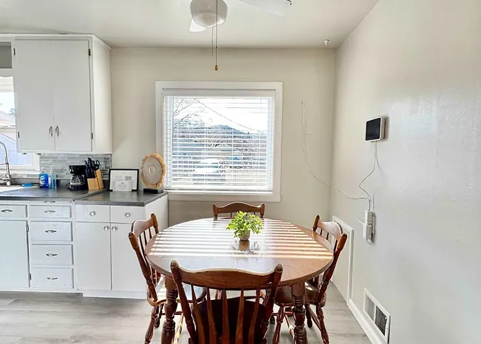 Historic 2 Bedroom Home In Old Town-Main Floor