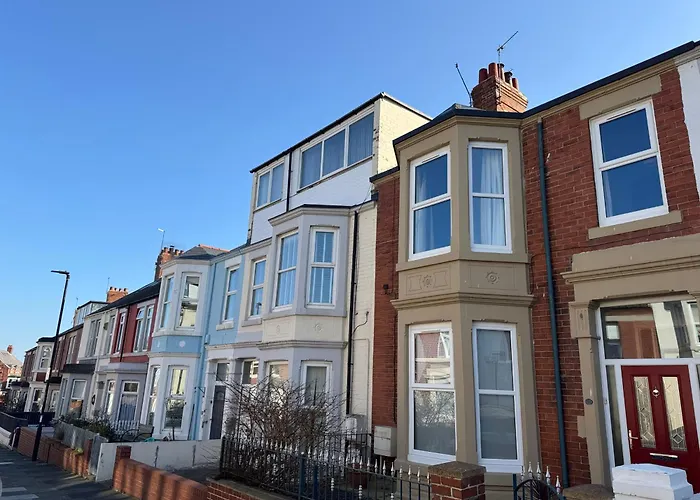 Ocean Apartment, Spacious 5 Bedroom Holiday Home