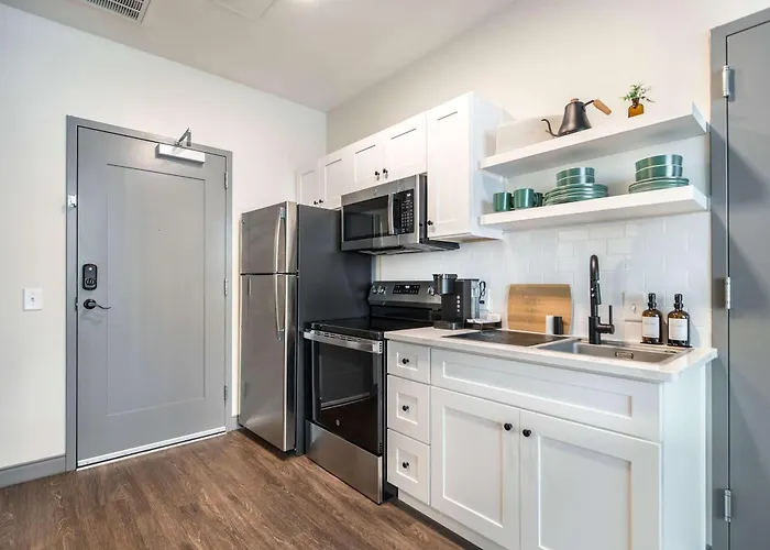 Colorful And Bright Stay Near Capricorn Studios