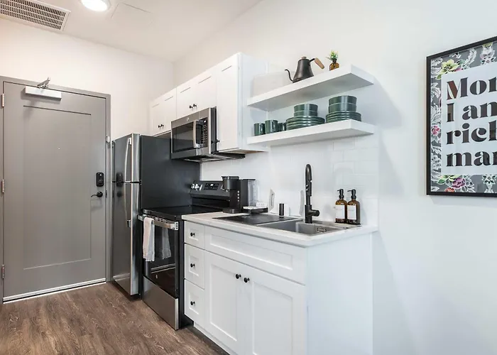 Stylish And Bright Stay Next To Capricorn Studios