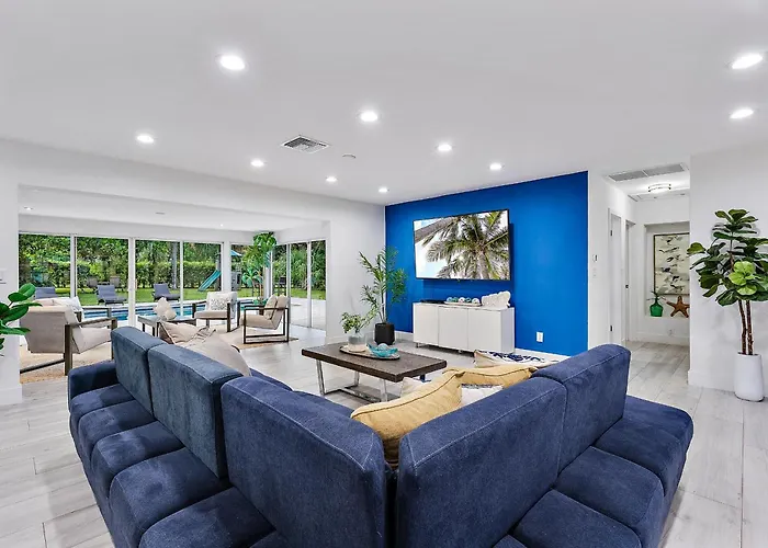 Fully Remodeled, Huge Backyard, Pet-Friendly, Pool