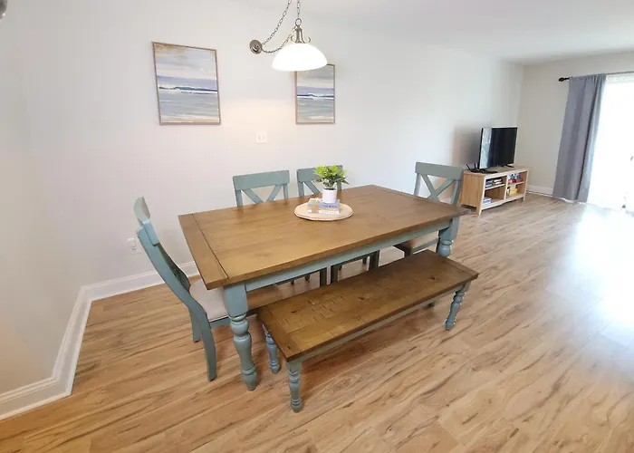 Poolside Condo In Surfside Beach