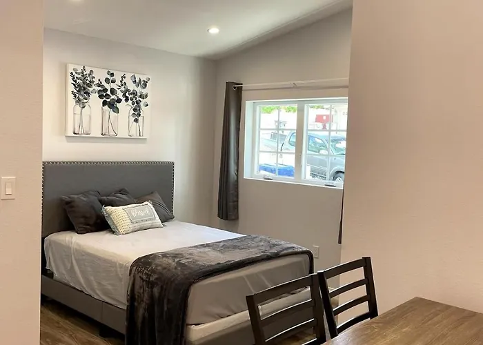 Modern 1-Bedroom Studio With Kitchen And Laundry