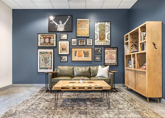Stylish And Bright Stay Next To Capricorn Studios