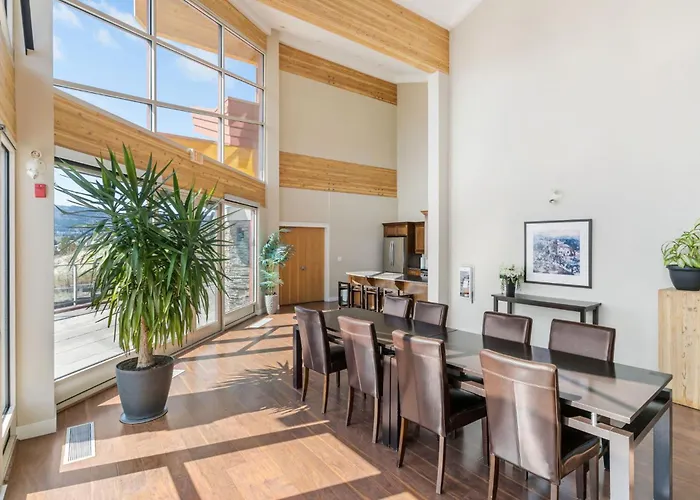 Luxury Lake View Condo In West Kelowna, 5 Star Resort With Pool, Hot Tub And Gym