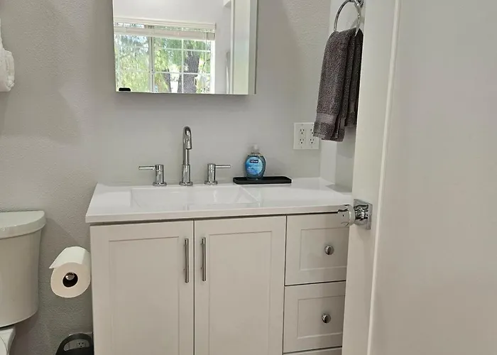 Modern 1-Bedroom Studio With Full Kitchen And Bath