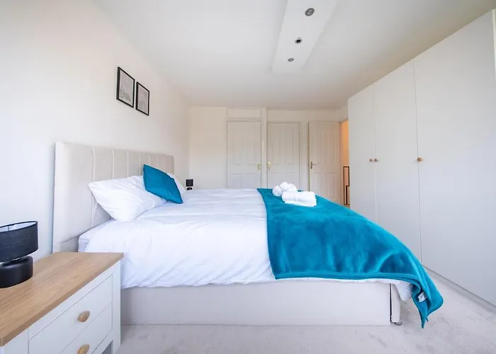 Cosy 2 Bed Chigwell Flat With Free Parking