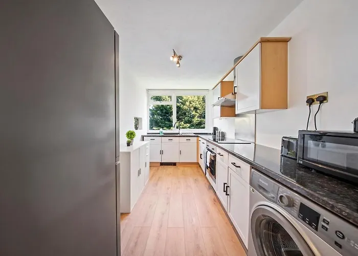 Cosy 2 Bed Chigwell Flat With Free Parking