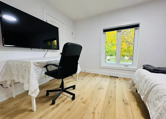 Spacious Room2, Airport, Free Pkg, Sep Entrance, New Renovation, Shared Bathroom