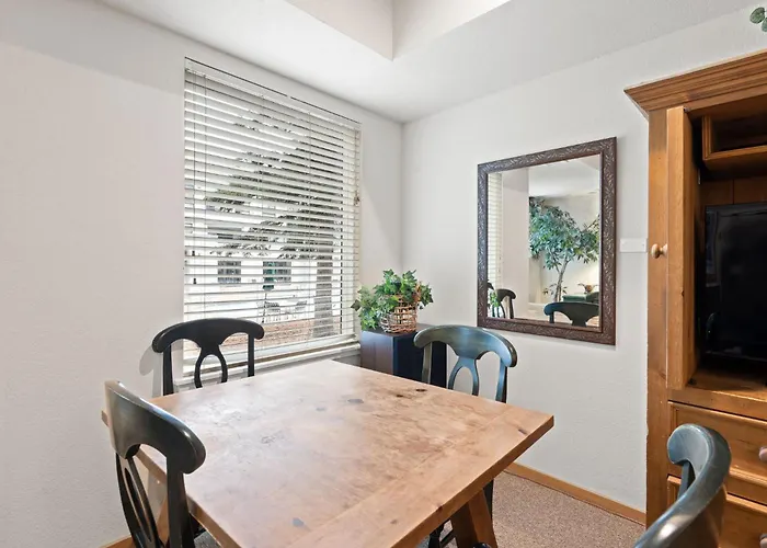Palisades Tahoe Lodge Rentals Studio #111