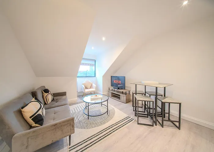 9 Royal Oak - 2 Bed - Free Parking - Perfect For Long Stays - By Rockman Residences