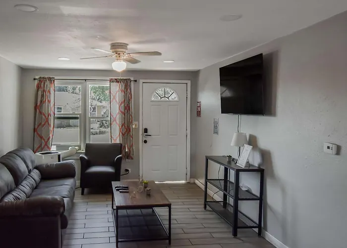 Great Updated King Bed Near Denver Sports Field And Concerts