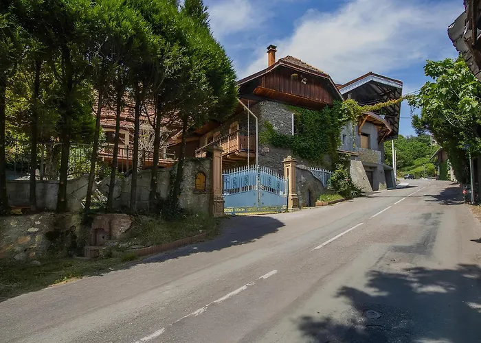 Studio La Tarine: Cozy Gîte with AC, Netflix & Parking