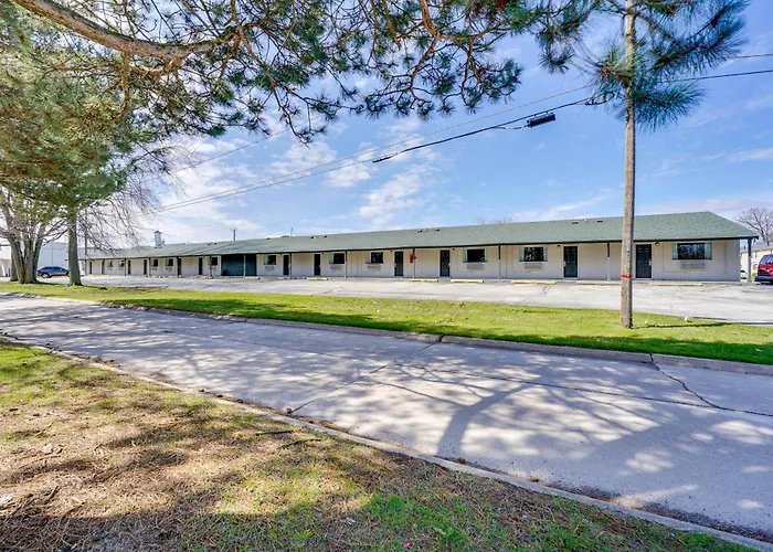 1 Mi To Lake Huron Waterfront: Remodeled Studio