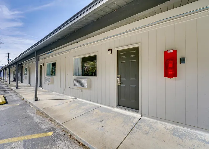 Pet-Friendly Studio Near Lighthouse Beach!