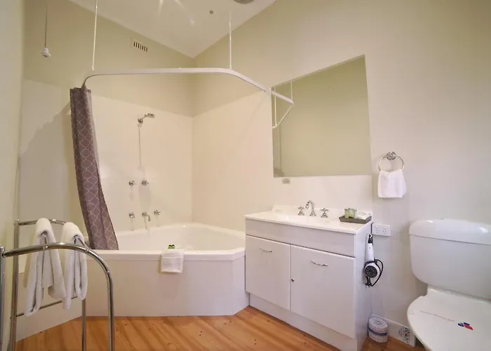 Large Studio Apartment With Spa Central Ballarat
