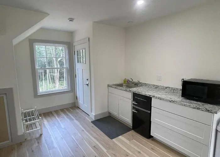 Blue Hill Apartment In The Woods