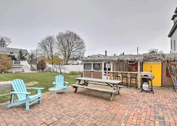 New! Family-Friendly Getaway -1 Mi To Dtwn Salem W Roof Deck & Tiki Bar