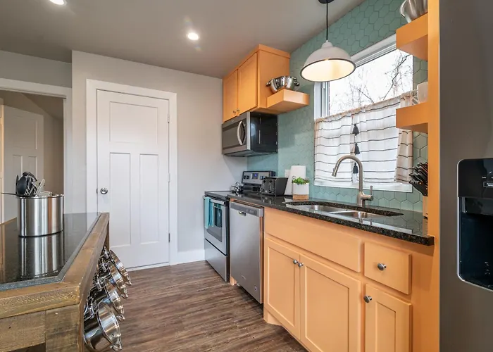 Plaza Pad I - New Apartment Near Plaza District