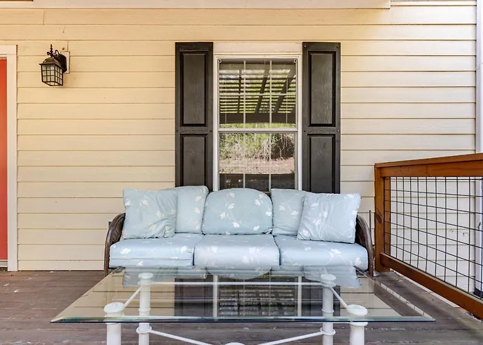 Pet Friendly - Cozy Nut Shell