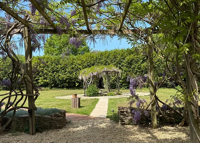 The Old Pool House, Stylish Large Studio In Private Country Estate With Air Con