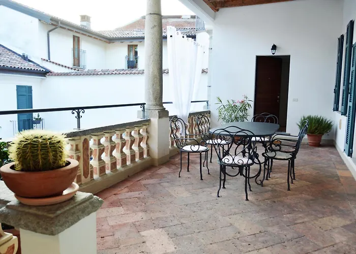 Villa Maghetti - Modernized Flat In Historic Palazzo In The Center Of Luino