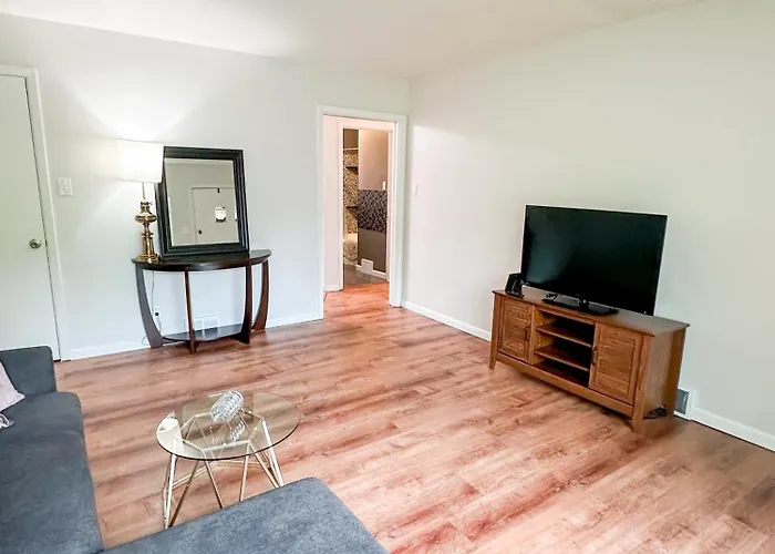 Akron Abode - 2Pm Check In & Out