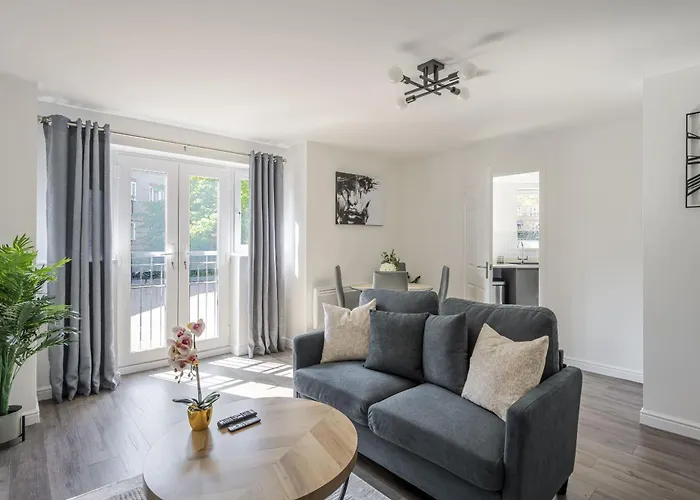 2 Luxurious Apartments With Free Parking Near Chelmsford City