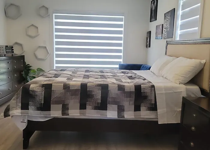 Modern Suite Near Hamilton Airport