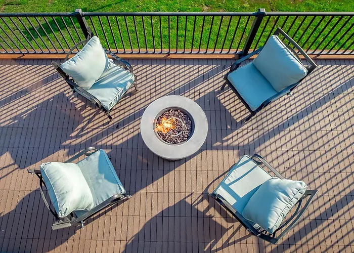 Full Kitchen Private Deck Lounge Downtown