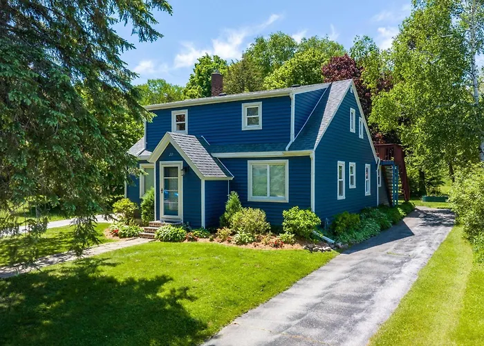 Cozy Loft | Dog Friendly + Off-Boat Parking