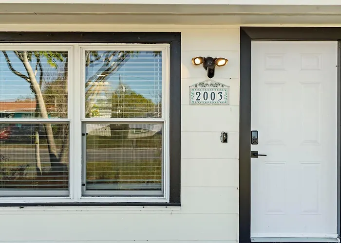Palms Retreat In Central Largo - Mins To The Sand!