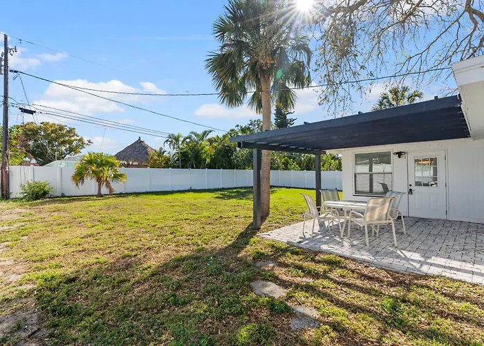 Palms Retreat In Central Largo - Mins To The Sand!