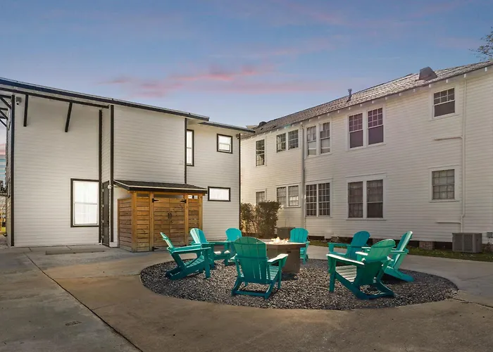 Oldspanishhouseadowntownbiloxipetsfirepitbeach