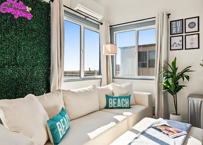 Newly Remodeled Cozy Beach Retreat Ocean Views